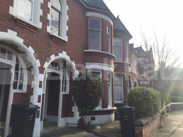 			UNDER OFFER , 2 Bedroom, 1 bath, 1 reception Ground Floor Flat			 Fieldhouse Road  , Balham